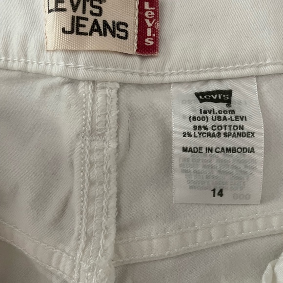 White Levi’s jean shorts, size 14. - Picture 2 of 5